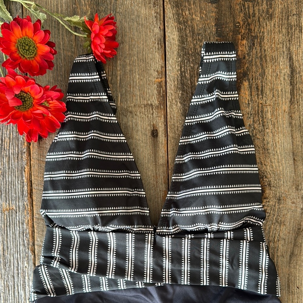 Clean Water Striped Black and White V-Neck One-Piece Swimsuit Size Large